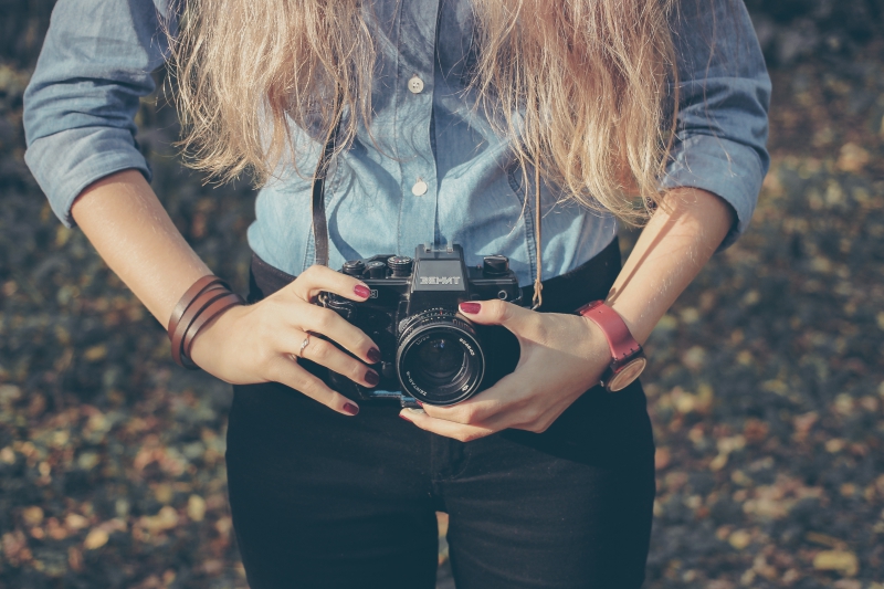 photographe-CARNOULES-min_hand-person-girl-woman-camera-photography-614-pxhere.com